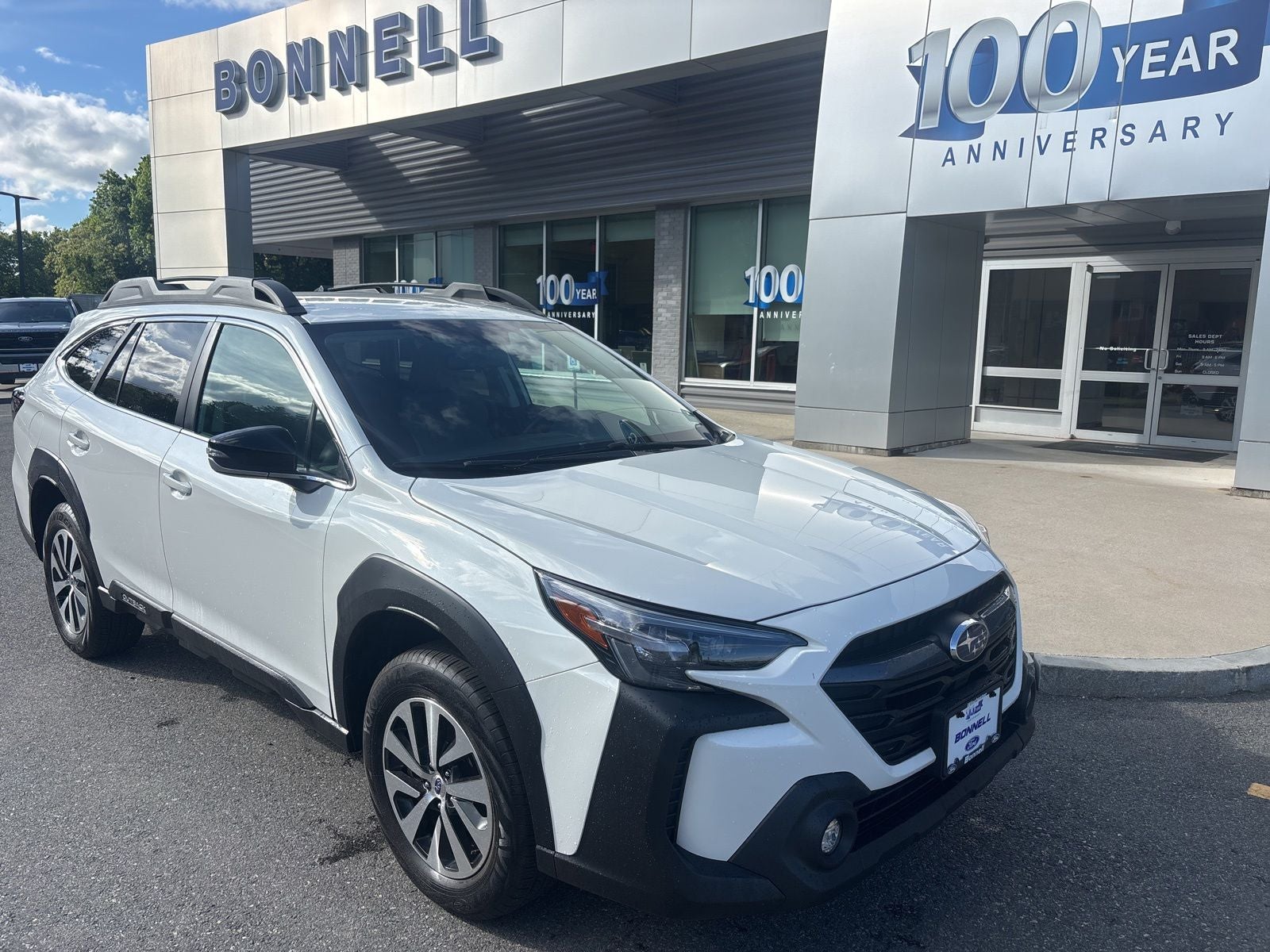 2024 Subaru Outback Premium's photo