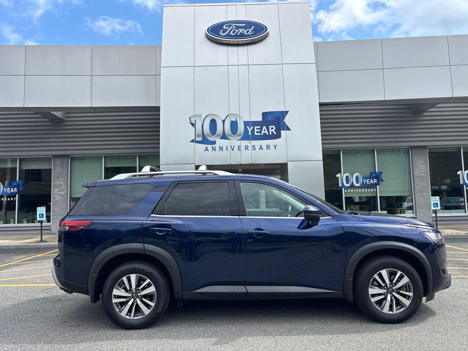2022 Nissan Pathfinder SL