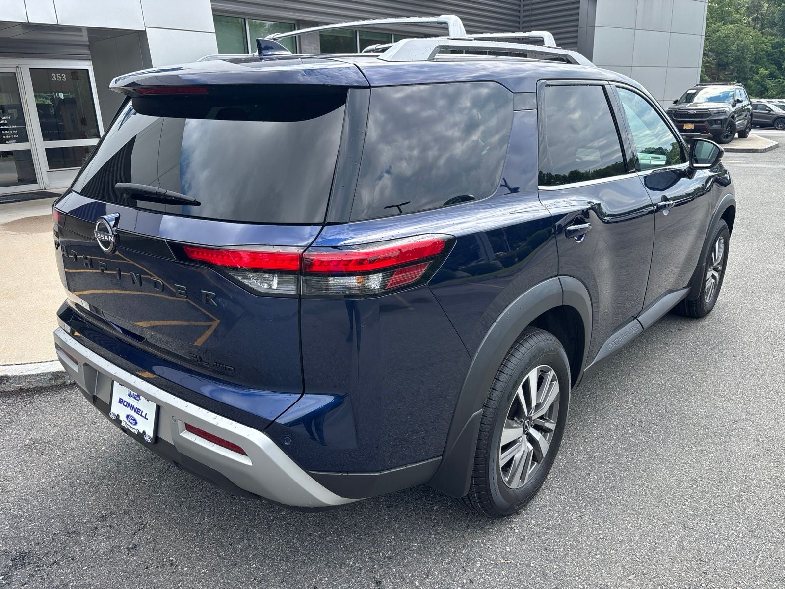2022 Nissan Pathfinder SL