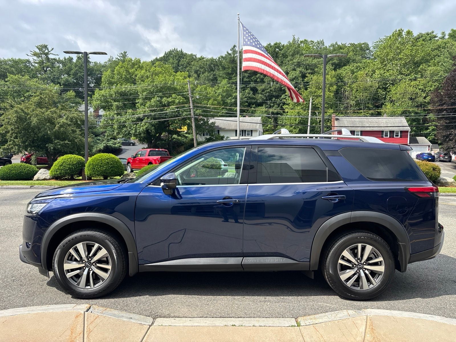 2022 Nissan Pathfinder SL